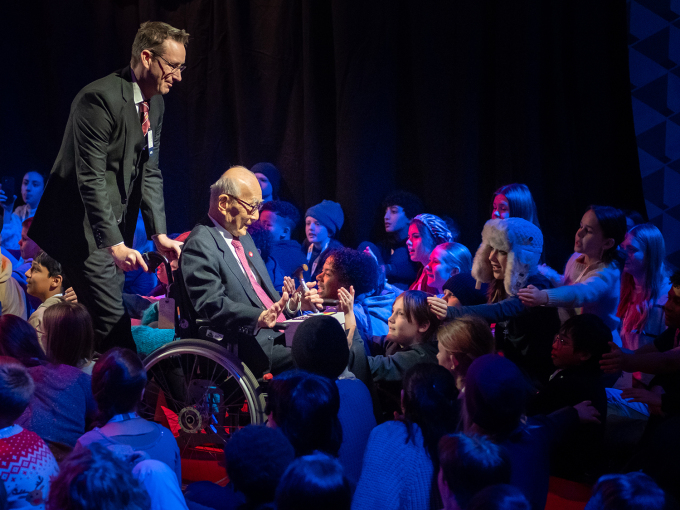 Terumi Tanaka and the other laureates received a warm welcome from the children. Photo: Sebastian Kaufmann Jacobsen / NTB