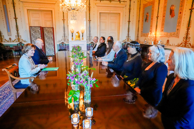 The King welcomes the delegation from Easter Island and Chile to Norway. Foto: Lise Åserud / NTB