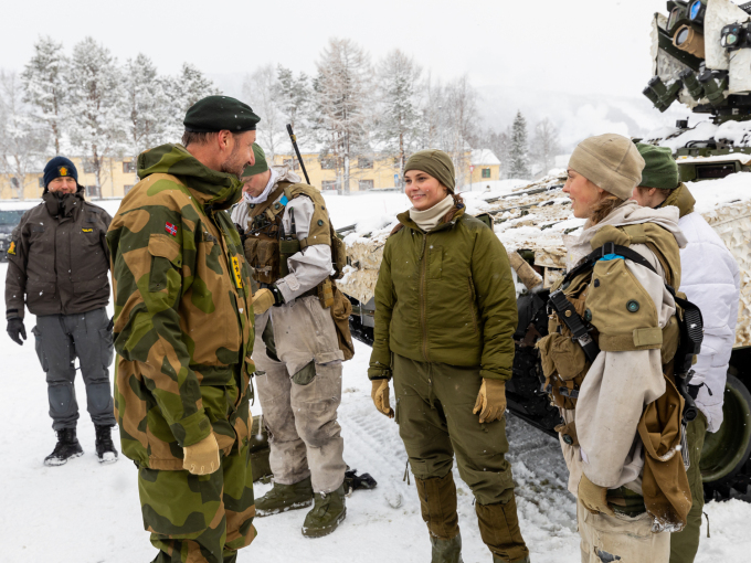 During his visit with the Engineer Battalion, Crown Prince Haakon met Princess Ingrid Alexandra’s team. The members of the team explained the roles they are playing in the Joint Viking exercise. Photo: Ole-Sverre Haugli / Norwegian Armed Forces