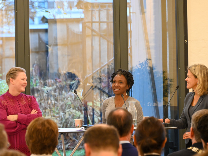 Utviklingsminister Beathe Tvinnereim, Dr. Tumaini Malenga ved Det afrikanske institutt for utviklingspolitikk i Malawi og Benedicte Bull fra Universitetet i Oslo i paneldebatt om bærekraftsmålene. Foto: Sven Gj. Gjeruldsen, Det kongelige hoff  