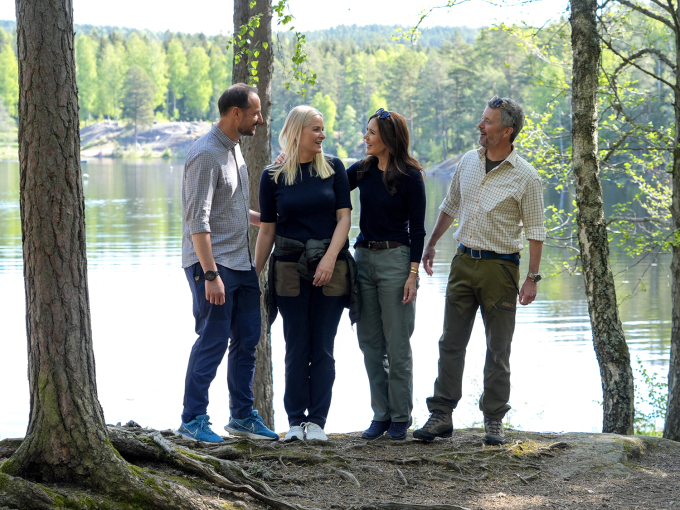 Crown Prince Haakon and Crown Princess Mette-Marit took King Frederik and Queen Mary on a walk around Lake Ulsrud outside Oslo. Photo: Lise Åserud / NTB
