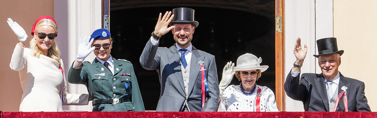 Greeting the Children's Parade in Oslo from the Palace Balcony. Foto: Heiko Junge / NTB