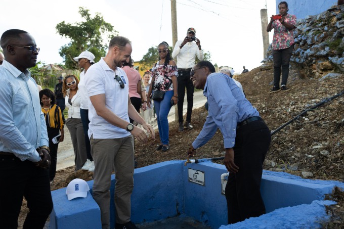 A water harvesting system supported by UNDP ensures easier access to clean drinking water for the residents of the mountain village of Victoria. The Crown Prince saw how the local community manages the chlorination and maintenance of the water tanks themselves.