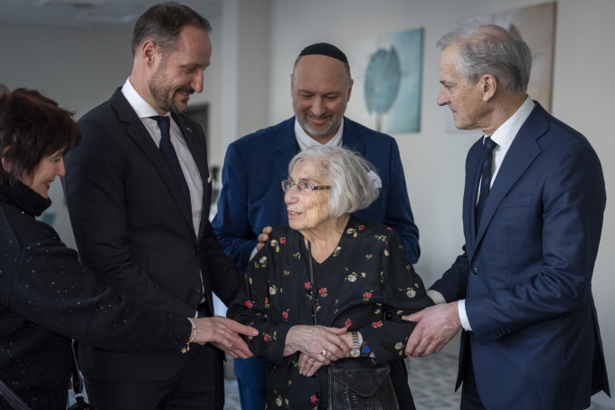 Before the official memorial ceremony, the Norwegian delegation met for lunch. Chana Arberman (97) was born in Poland and came to Norway after the war. Photo: Heiko Junge, NTB