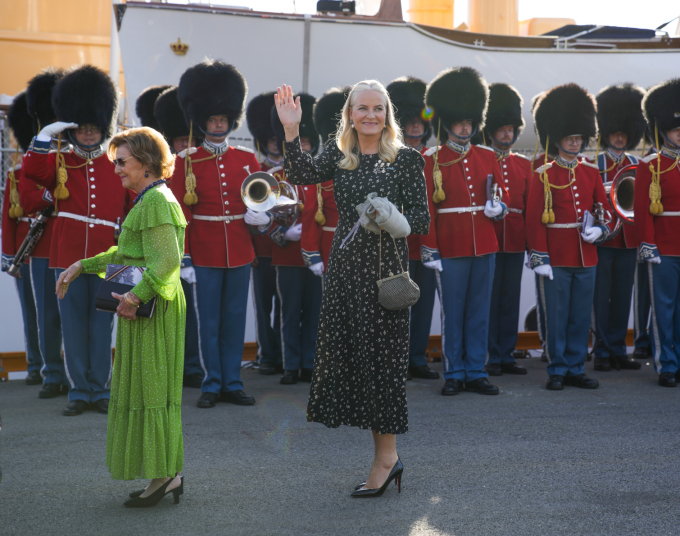 Queen Sonja and Crown Princess Mette-Marit arrive for the reception on board the Royal Yacht Dannebrog. Photo: Stian Lysberg Solum / NTB