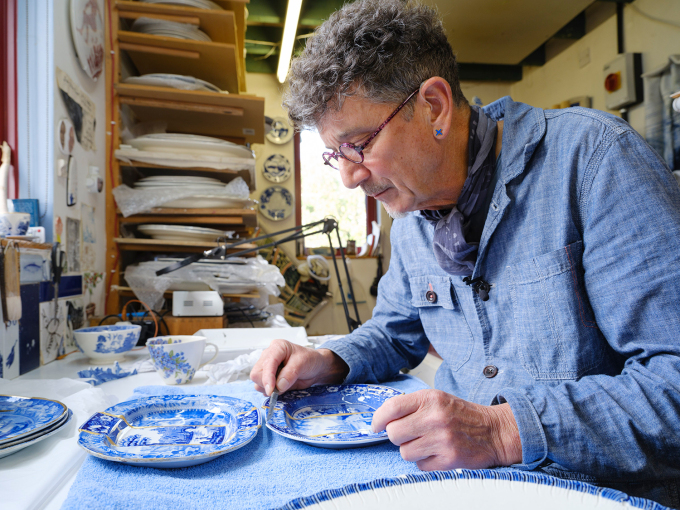 Paul Scott at work. Photo: Øivind Möller Bakken, The Royal Collections.