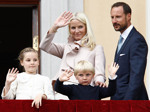 挪威的國王是哈拉爾德五世（King Harald V）。2004年出生的英格麗公主現年17歲，是哈康王儲（Crown Prince Haakon）和梅特王妃（Crown Princess Mette-Marit）的長公主。