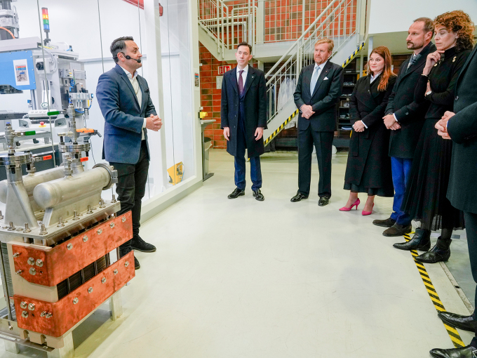 CEO Fredrik Mowill gave a tour of Hystar's Innovation Lab. King Willem-Alexander and Crown Prince Haakon were accompanied by Minister of Trade and Industry Cecilie Myrseth during the visit. Photo: Terje Bendiksby, NTB