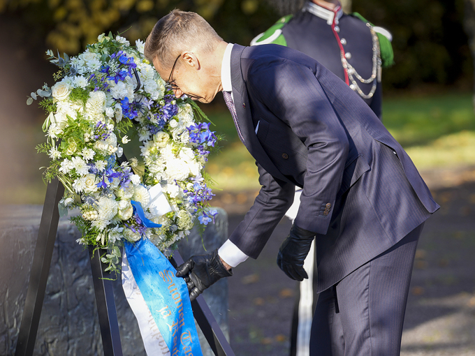 President Alexander Stubb lays a wreath at the National Monument at Akershus Fortress. Photo: Terje Bendiksby / NTB