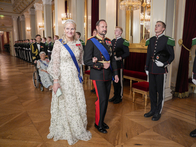 Crown Prince Haakon and Crown Princess Mette-Marit arrive for the evening's gala dinner. Photo: Javad Parsa / NTB