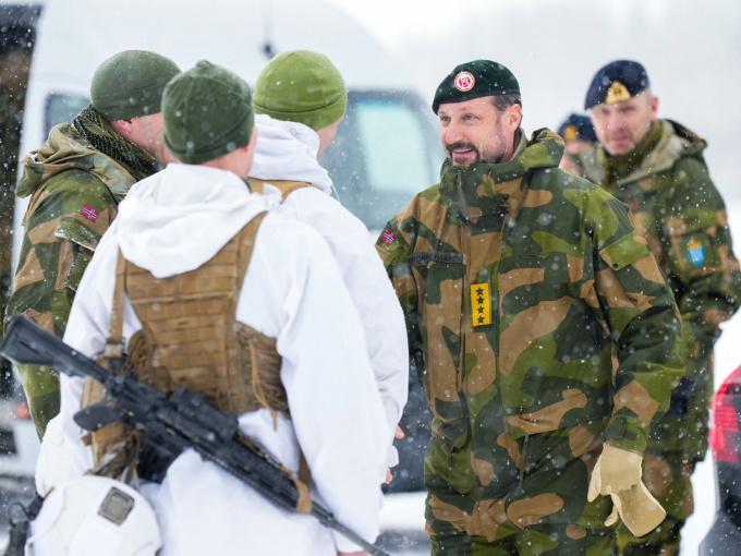 Crown Prince Haakon visiting the Joint Viking 2025 winter military exercise. Photo: Ole-Sverre Haugli / Norwegian Armed Forces