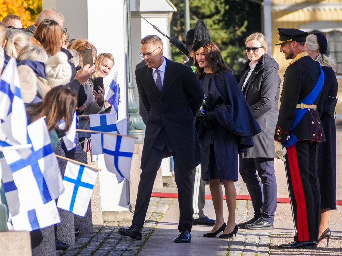 President Stubb and Suzanne Innes-Stubb took the time to greet Finns residing in Norway who had gathered at the Palace Square. Photo: Terje Pedersen, NTB