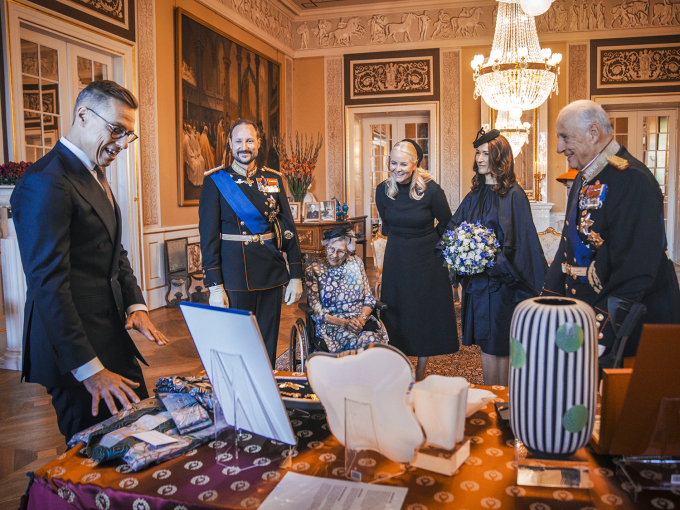 The official gift exchange is a time-honored part of the state visit ceremony. Photo: Stian Lysberg Solum, NTB