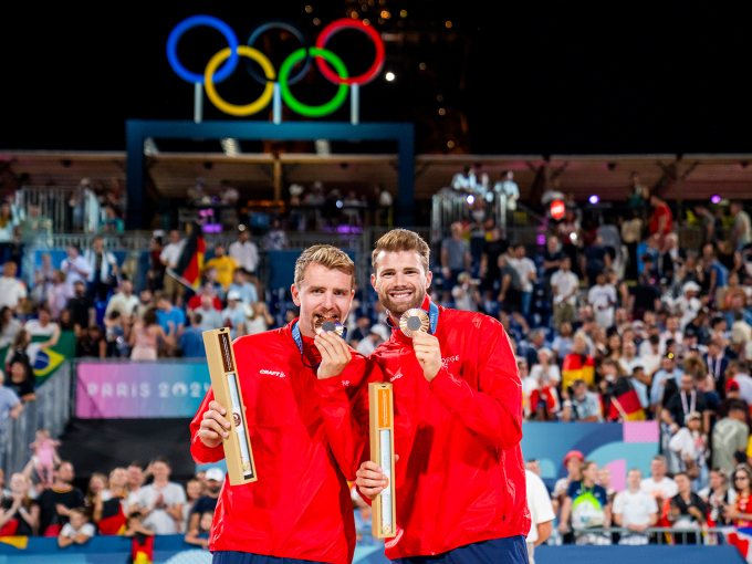 The Crown Prince and Crown Princess go to see Anders Mol and Christian Sørum win the bronze medal match in beach volleyball at the Eiffel Tower Stadium. Photo: Fredrik Varfjell / NTB