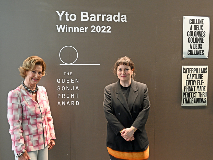 Queen Sonja presents the award to Yto Barrada. Photo: Sven Gj. Gjeruldsen, The Royal Court