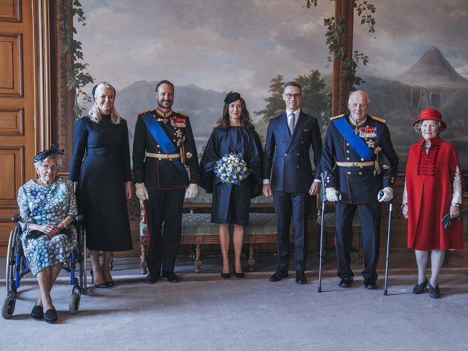 Official photography from the Bird Room: (f.l.) Princess Astrid, Mrs Ferner, Crown Princess Mette-Marit, Crown Prince Haakon, Suzanne Innes-Stubb, President Alexander Stubb, King Harald and Queen Sonja. Photo: Stian Lysberg Solum, NTB