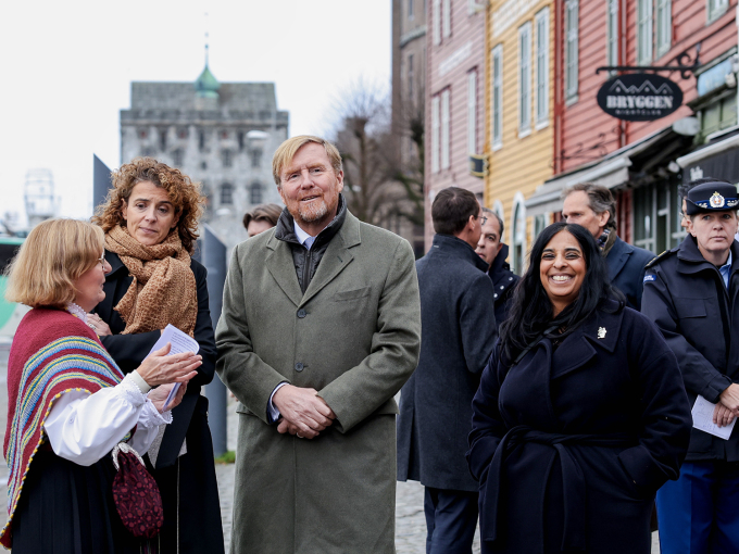 King Willem-Alexander also visited Bryggen in Bergen, accompanied by the head of the Hanseatic Museum, Elisabeth Bjørsvik, and Minister of Culture and Equality Lubna Boby Jaffery. Photo: Silje Katrine Robinson / NTB