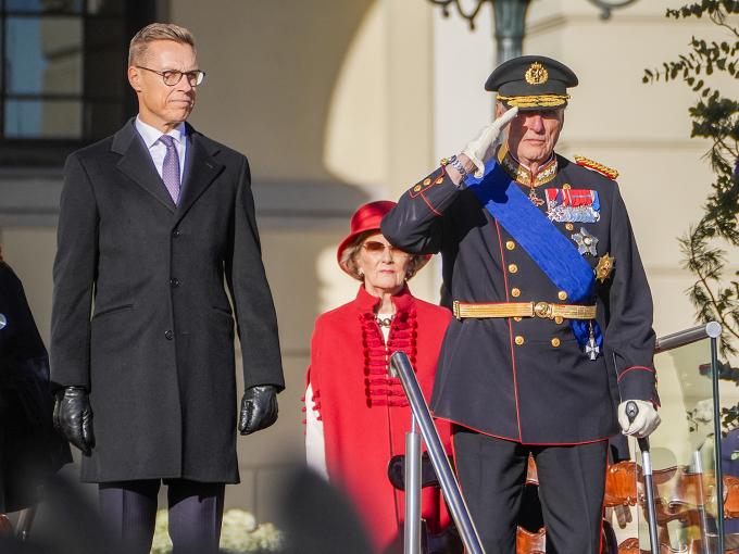 King Harald salutes as the national anthems are played. Photo: Terje Pedersen, NTB