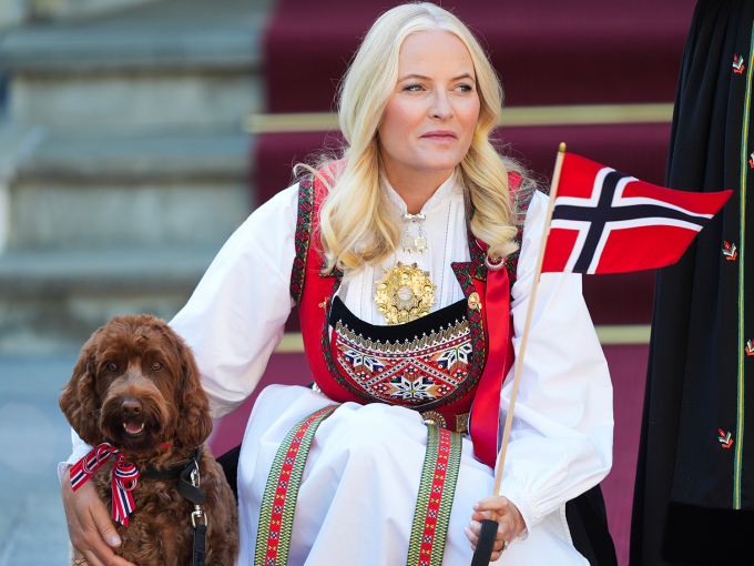 Crown Princess Mette-Marit with the family dog, Molly Fiskebolle. Photo: Lise Åserud, NTB