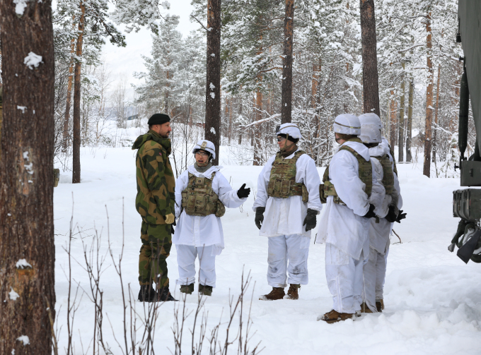 The Crown Prince meets with US soldiers participating in the exercise. Photo: US Army, photo by Spc. Sar Paw