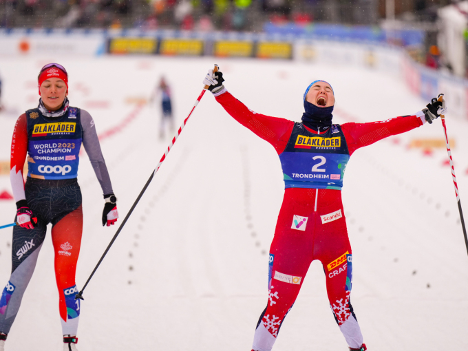 Vilde Nilsen cheers for historic World Championship gold in the classical sprint in para-cross-country skiing. Photo: Ole Martin Wold / NTB