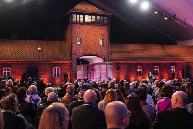 The ceremony was held in front of the large railway gate that led into Auschwitz. Photo: Heiko Junge, NTB